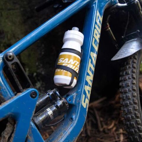 Držák na lahev Santa Cruz Carbon Bottle Cage Left Hand